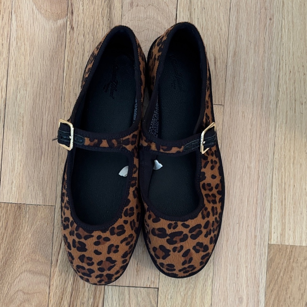 Universal thread leopard flats